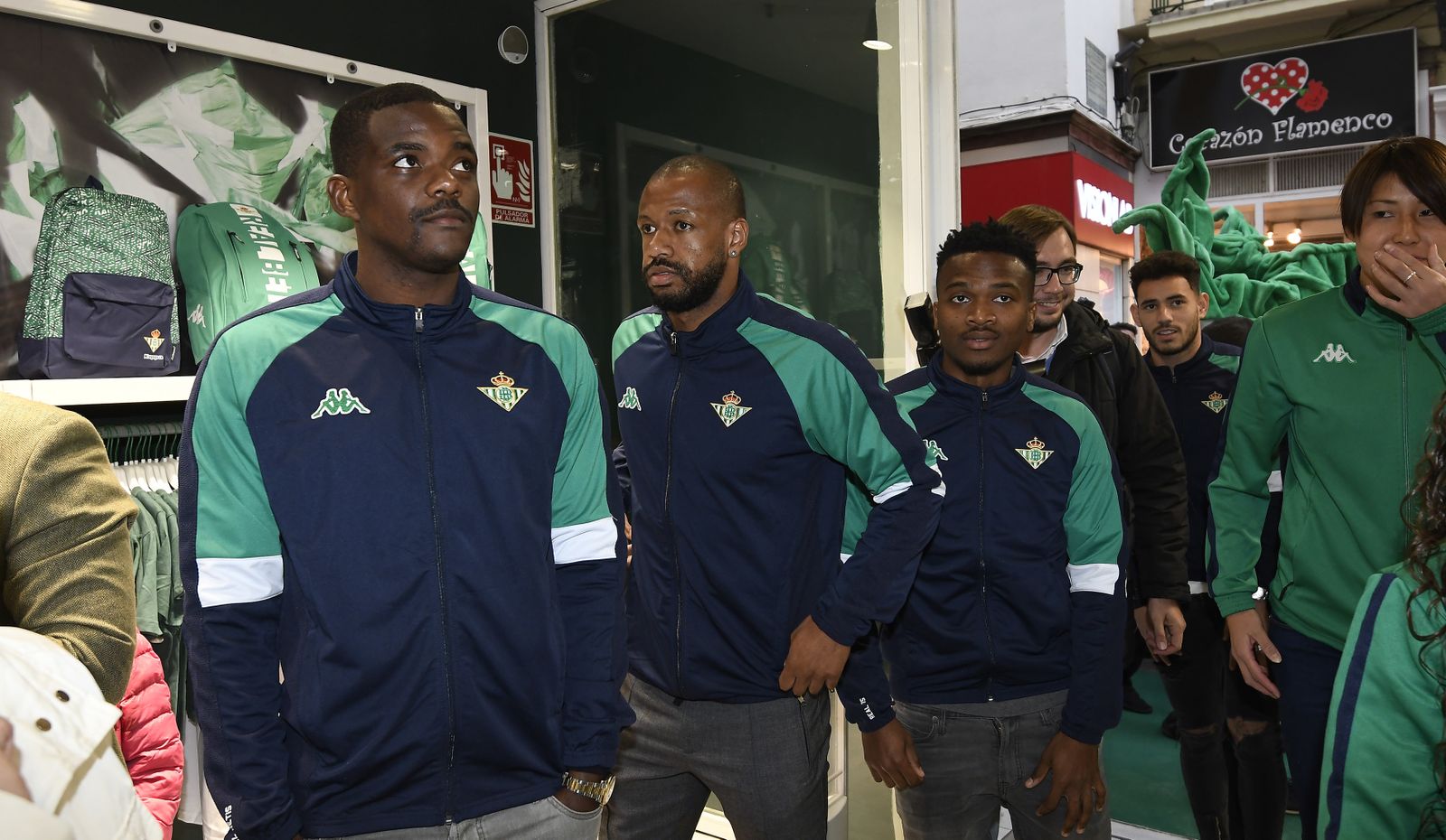 Kaptoum, junto a Sidnei y William Carvalho.