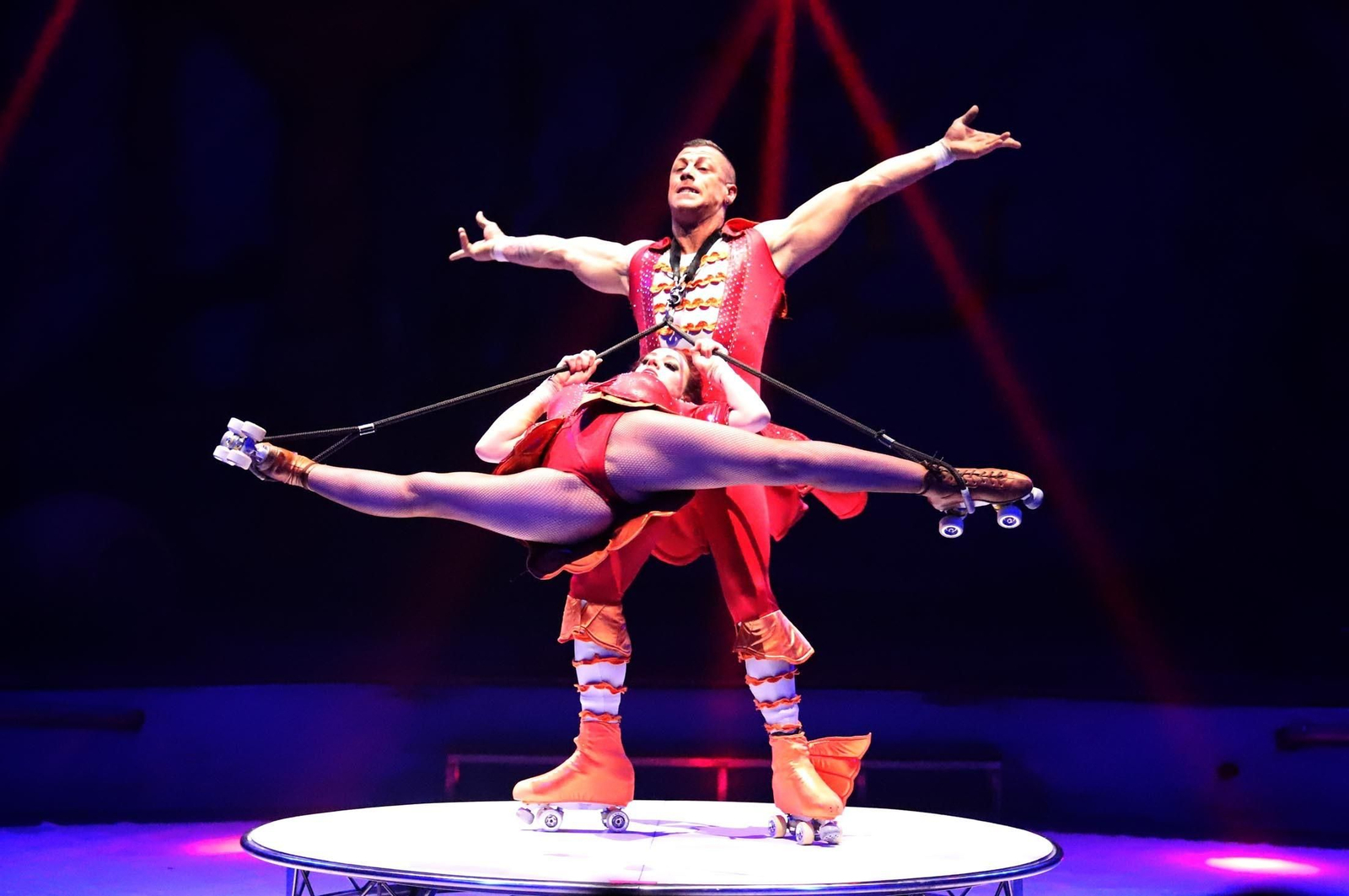 El Circo Alegría muestra su espectáculo sobre el agua, en imágenes