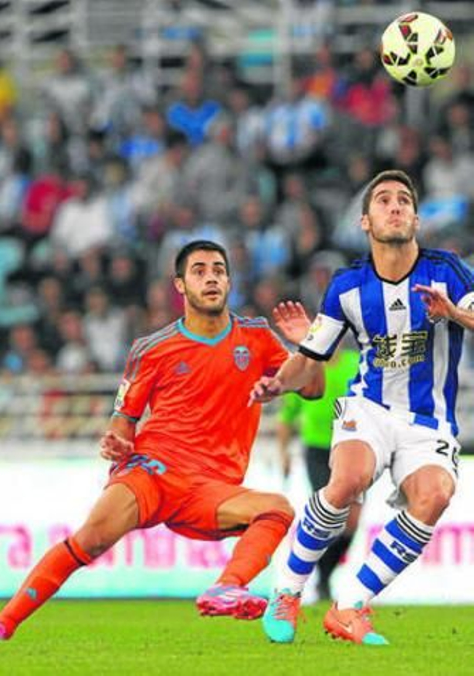 Carles Gil presiona al realista Zaldua.
