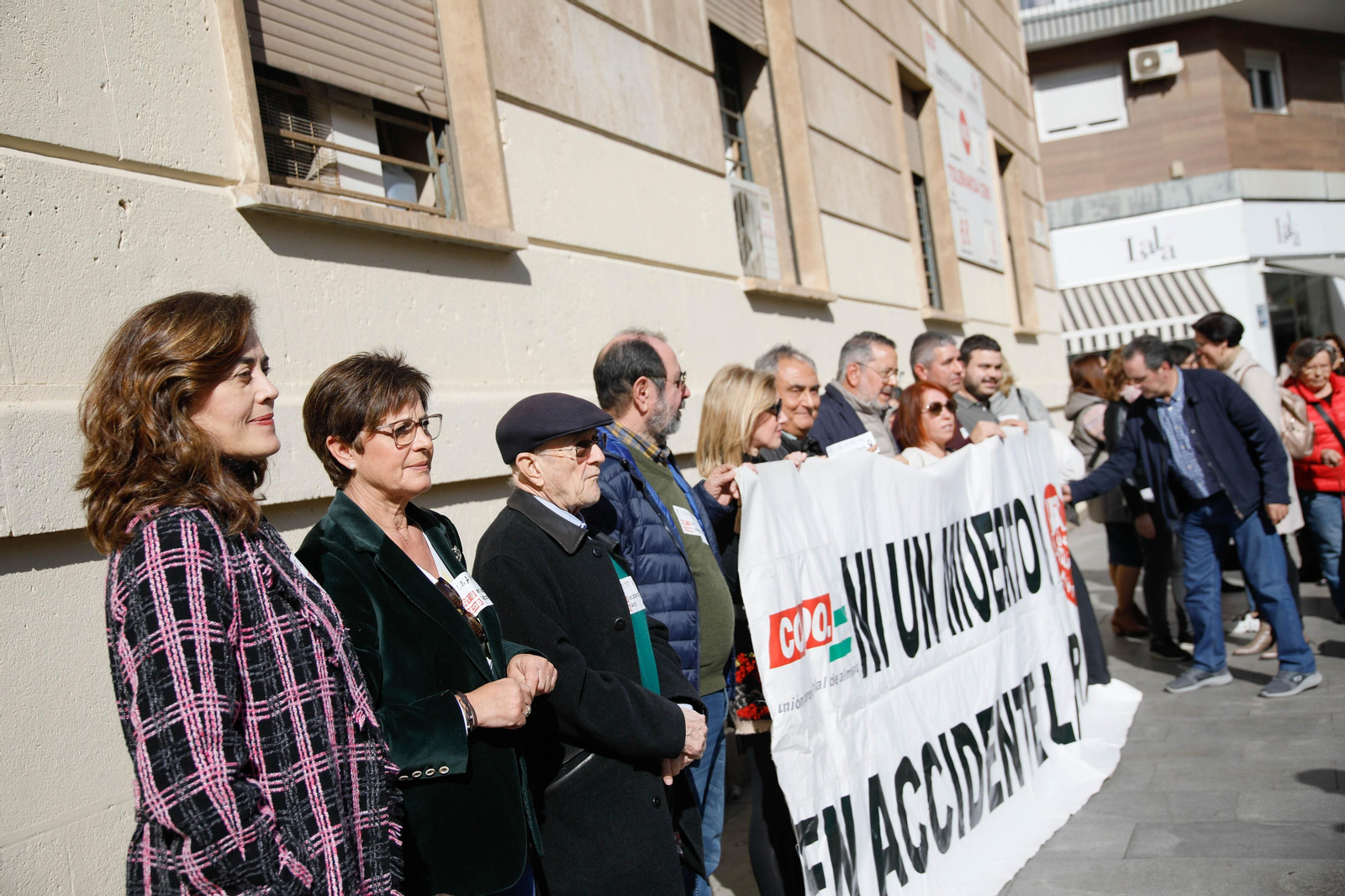Imágenes de la concentración de CCOO y UGT  tras la muerte de un trabajador en accidente laboral
