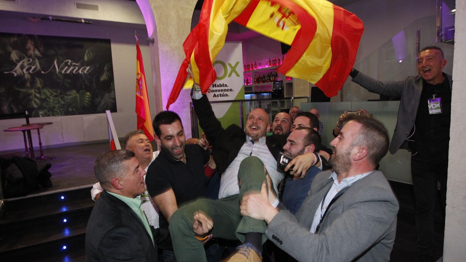 El número dos de Vox en Almería, Rodrigo Alonso, es manteado por sus compañeros de partido