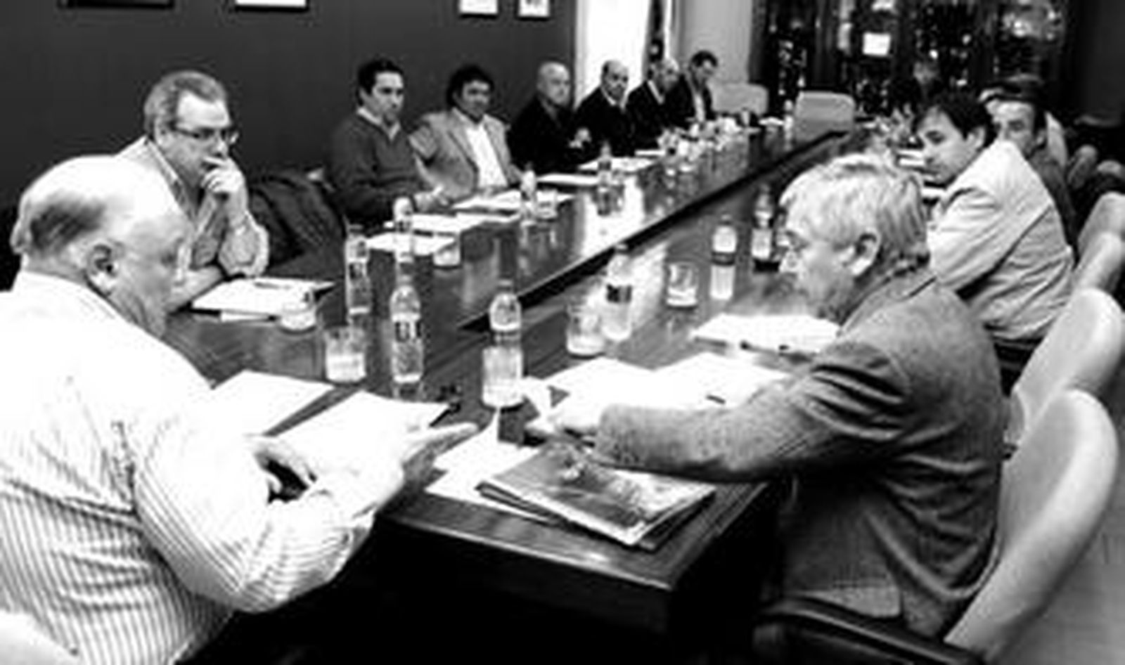 Los representantes de los 15 clubes andaluces de Segunda División B, durante su primera reunión en la sede de la FAF.
