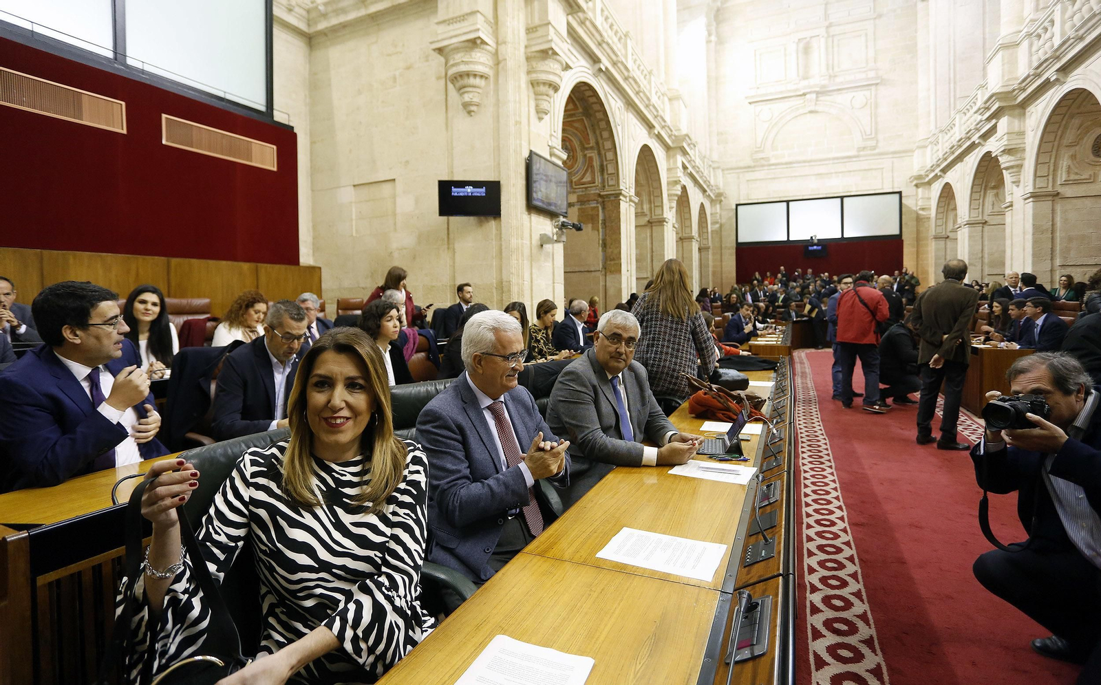 Las imágenes de la sesión de investidura de Juanma Moreno