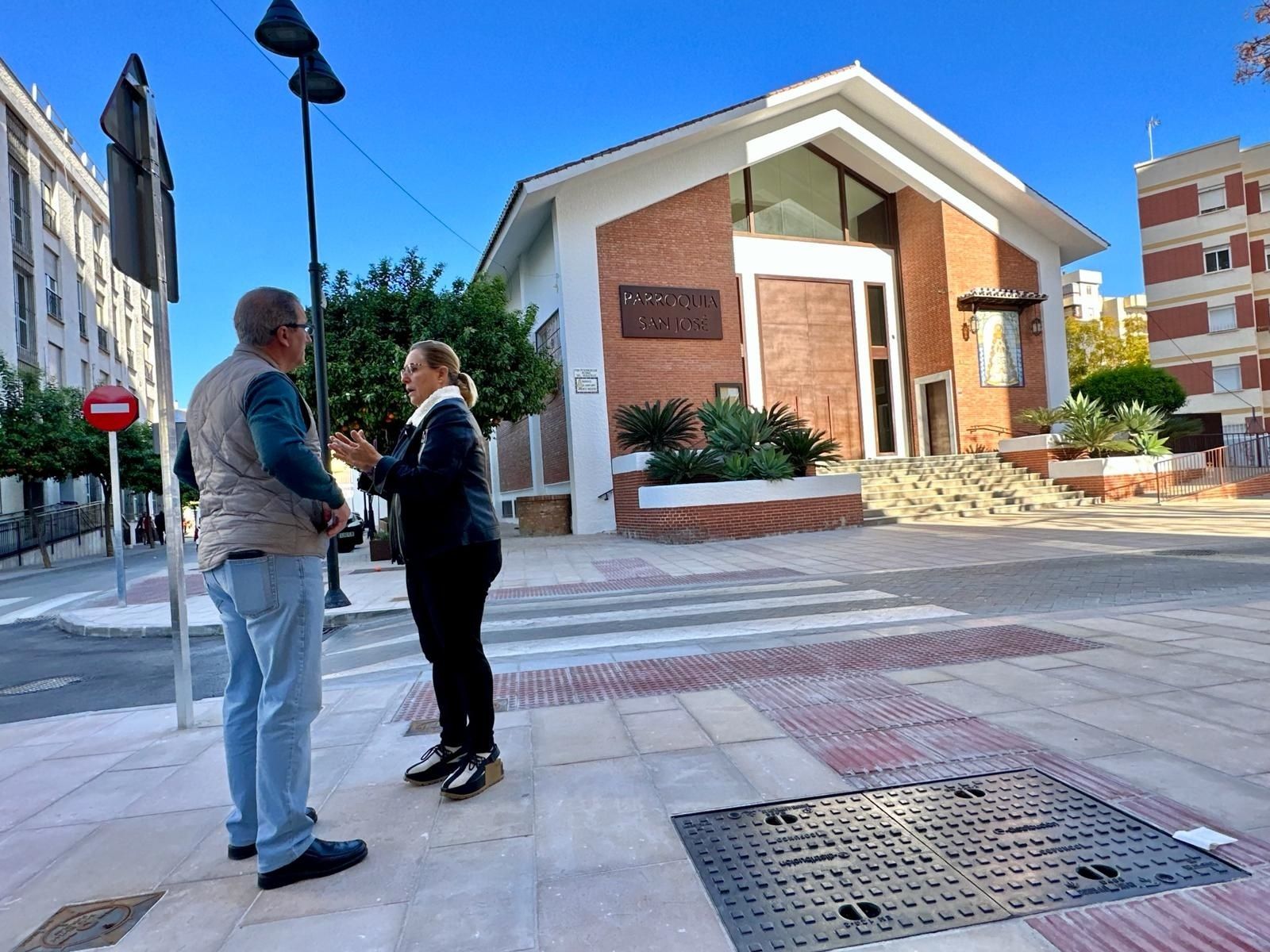 La visita institucional al entorno de la parroquia.