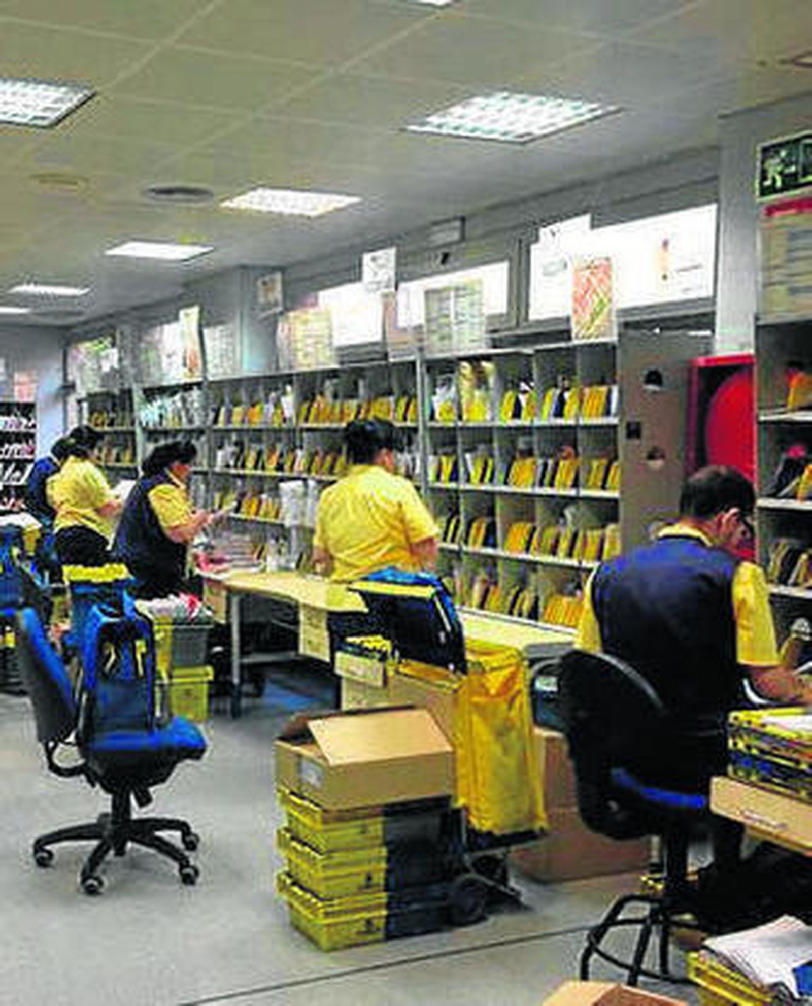 Trabajadores en las oficinas de Huelva.