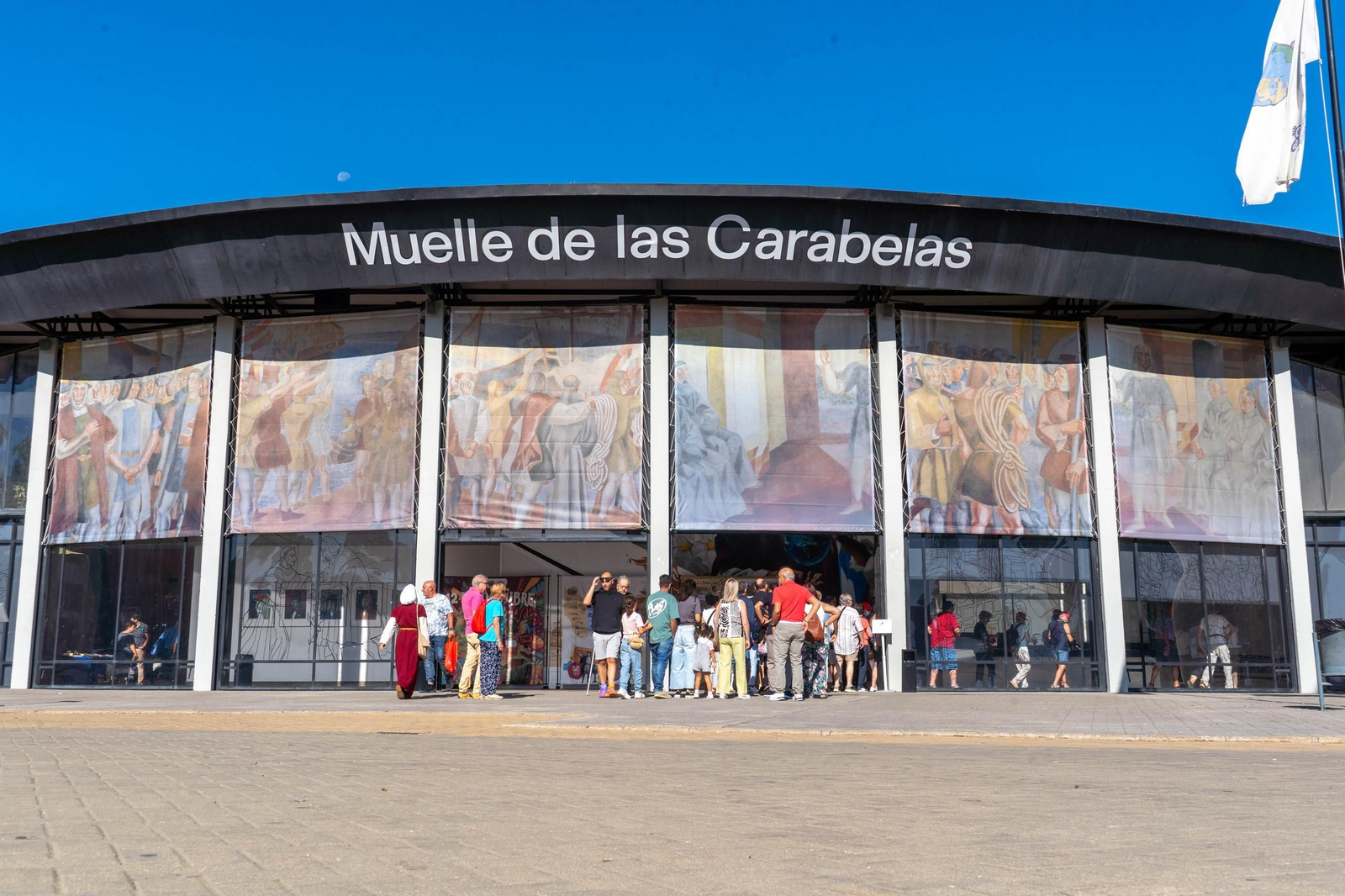 La jornada de puertas abiertas en el Muelle de las Carabelas en imágenes
