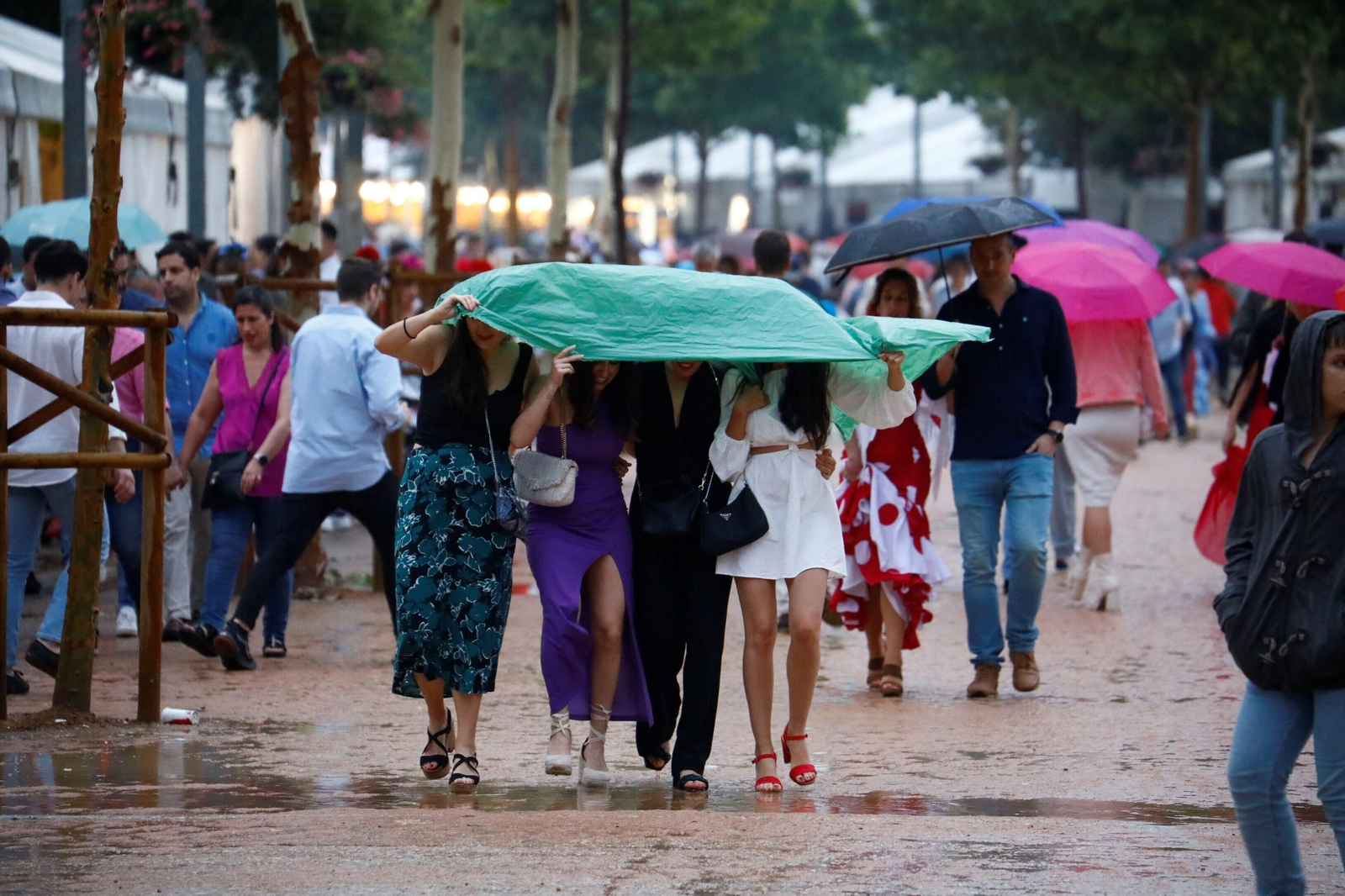 La intensa lluvia de este sábado en la Feria de Córdoba, en imágenes