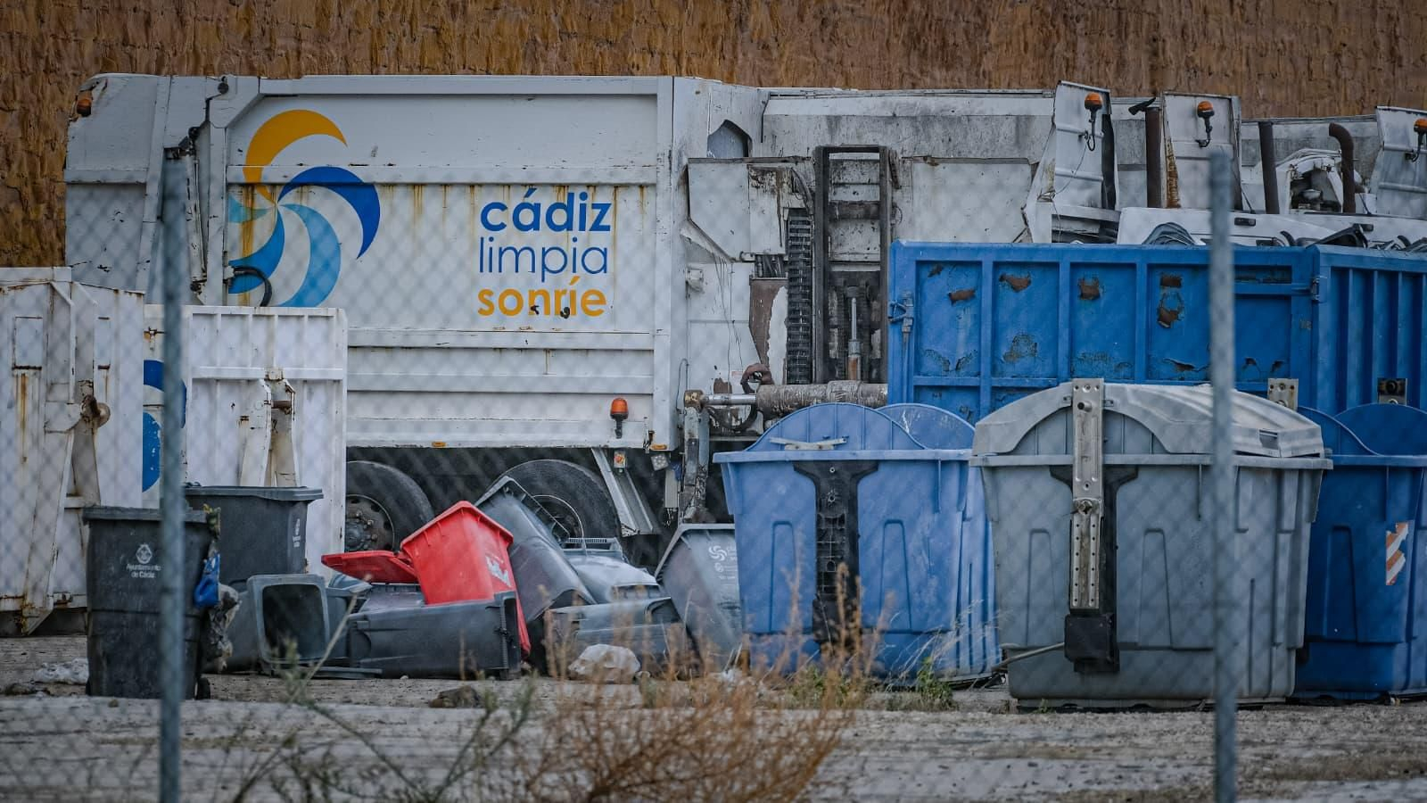 Vehículos y enseres en desuso de la limpieza de Cádiz, en un solar de Zona Franca.