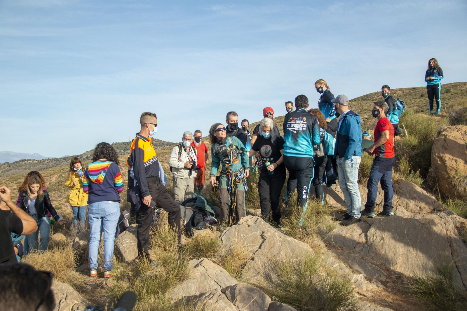Así ha sido la salida de Beatriz Flamini tras 500 días en una cueva de Granada, en imágenes