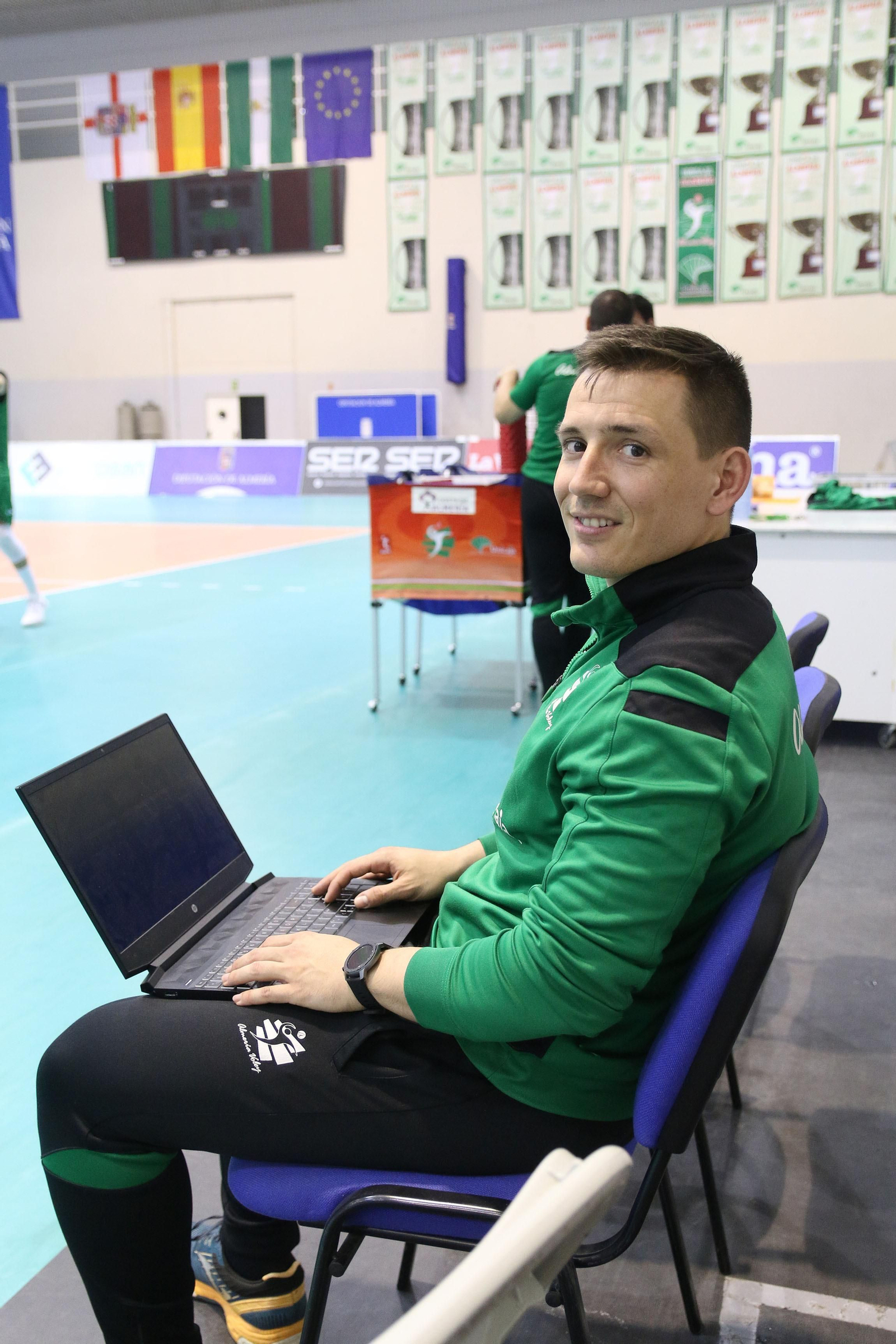 Con su portátil, su principal herramienta de trabajo para llevar las estadísticas.