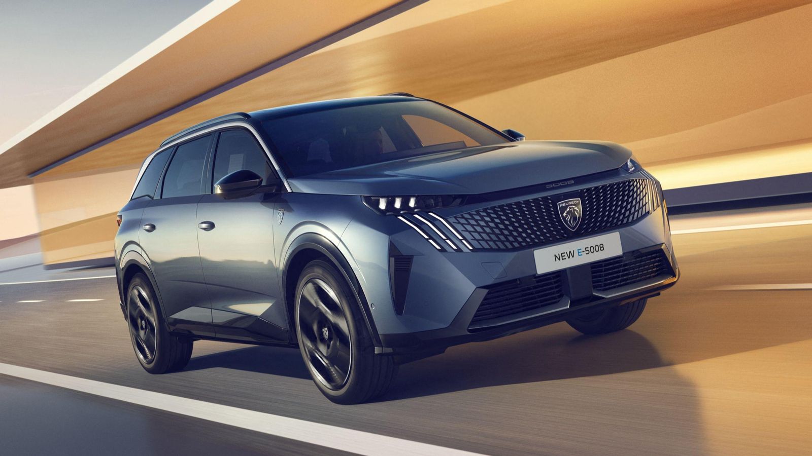Habrá tres versiones del E-5008 con 210 CV (157 kW), con la que se lanza; otra de 231 CV (170 kW) que llevará la batería más capaz de este SUV y, por último, la de de 326 CV (240 kW) con dos motores. Habrá tres versiones del E-5008 con 210 CV (157 kW), con la que se lanza; otra de 231 CV (170 kW) que llevará la batería más capaz de este SUV y, por último, la de de 326 CV (240 kW) con dos motores.