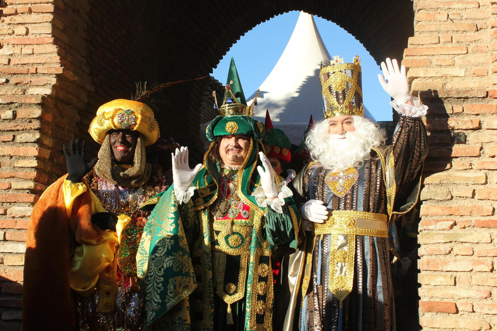 Los Reyes Magos saludan a los niños en la Cabalgata de Málaga de 2019.