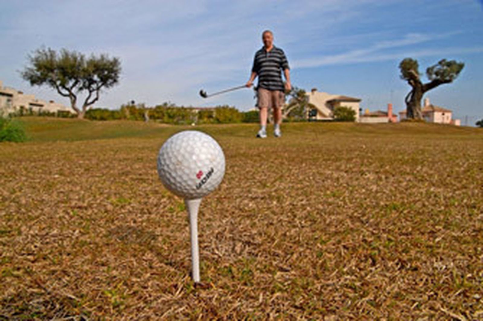 El turista relacionado con la práctica del golf viene a gastarse a la provincia una media de casi 90 euros al día. /P.P.
