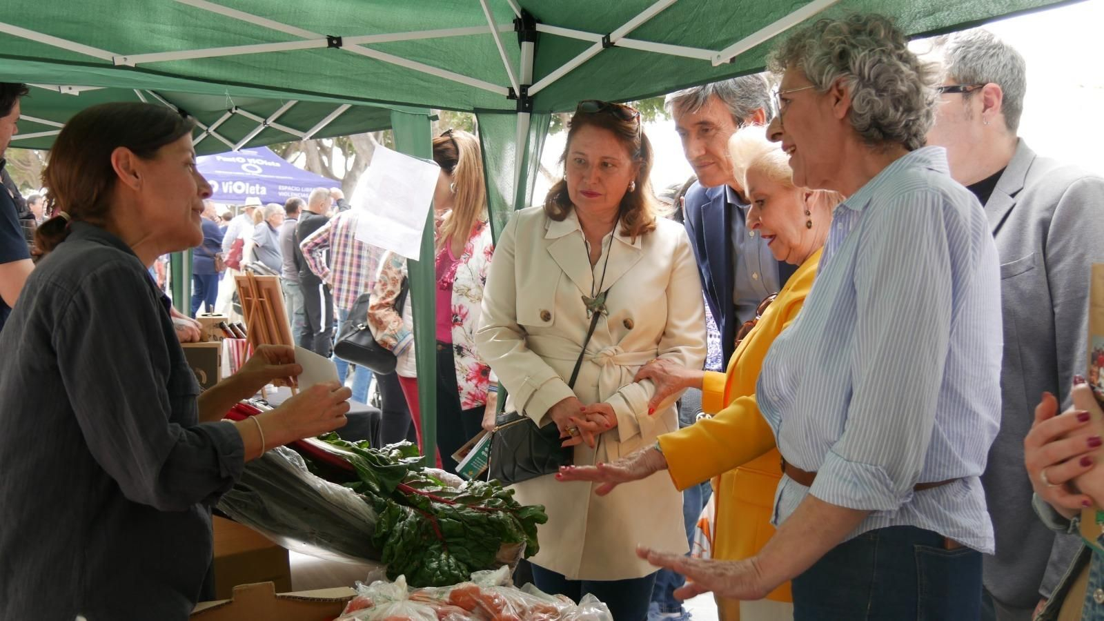 Visita de las autoridades a los puestos de la 'Ecoferia'.