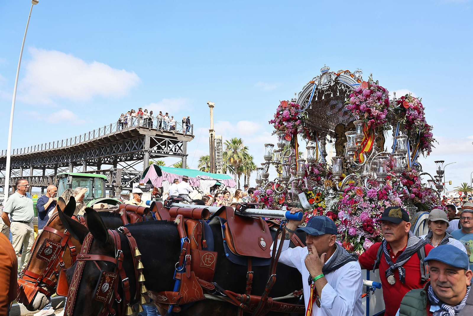 Imágenes de la Hermandad de Emigrantes por las calles de Huelva