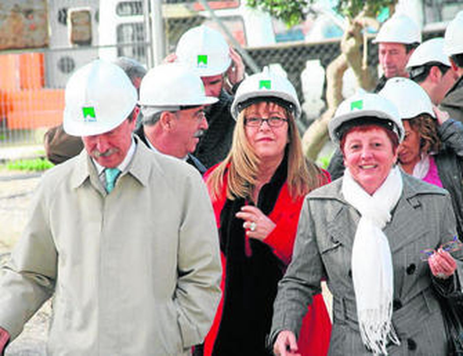 Miguel Manella, Yolanda Peinado y Ana Mosquera, ayer, durante la visita a las obras del Alameda.