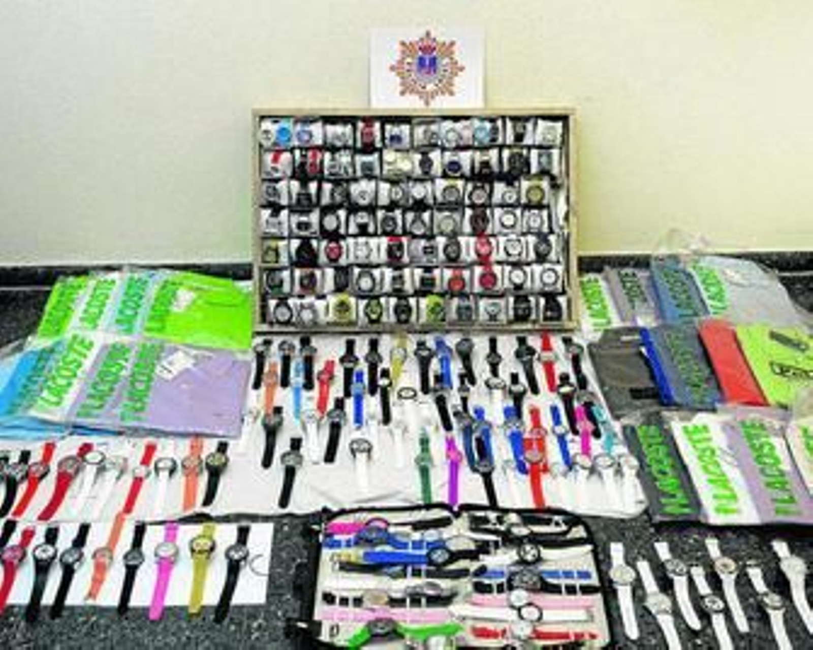 Parte del material intervenido por la Policía Local, con numerosas falsificaciones.