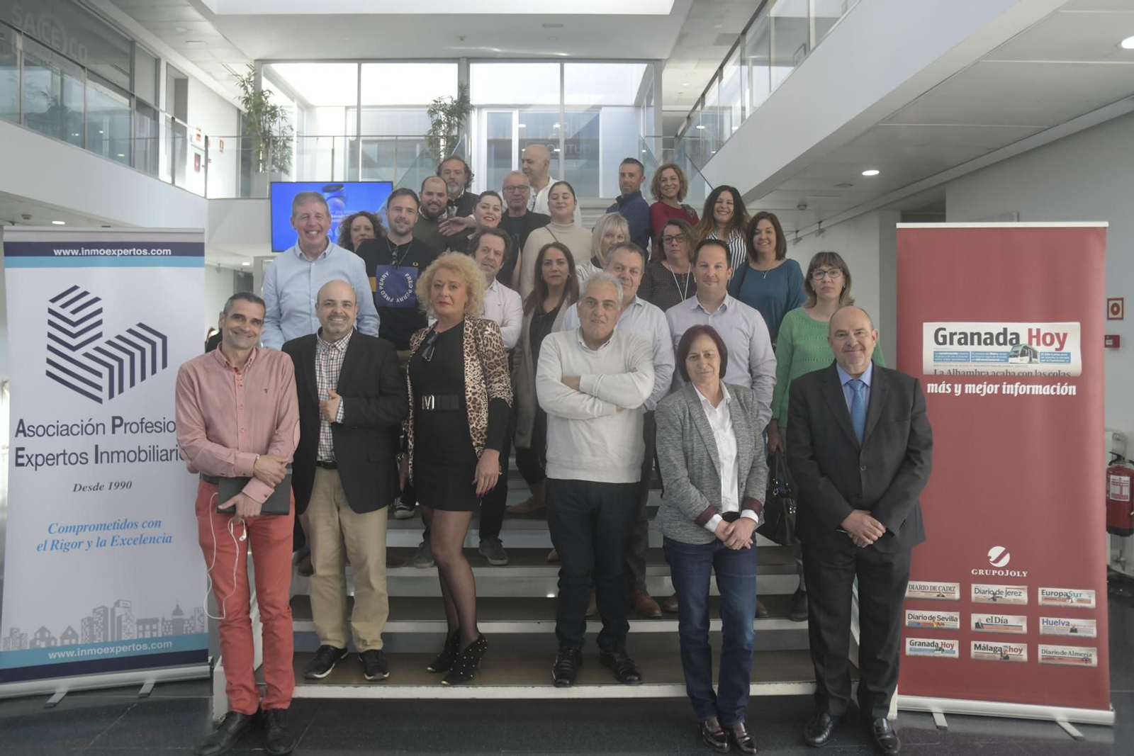 Los organizadores y asistentes a la sesión al terminar el curso en la Cámara de Comercio de Granada.