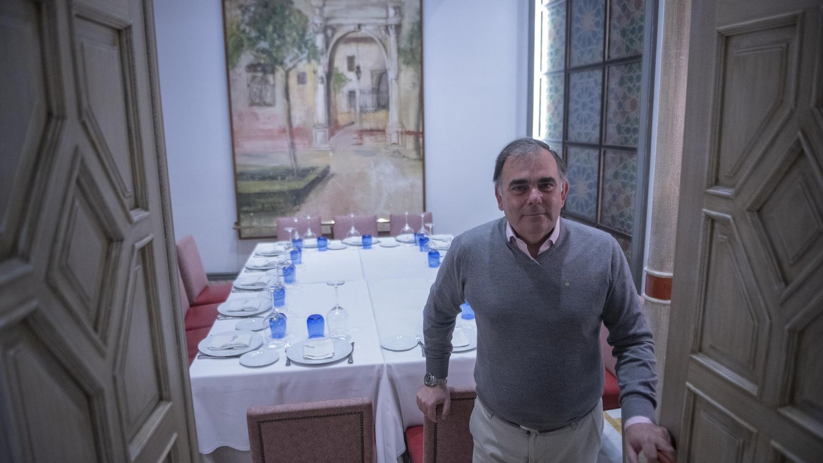Jesús Becerra, delante de una mesa preparada para una comida navideña en el restaurante Becerrita.