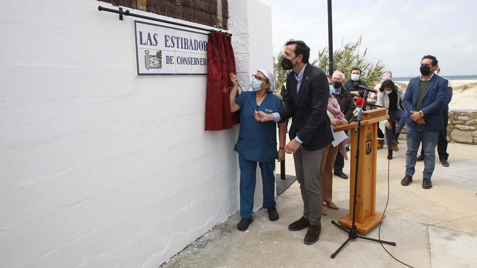 Las fotos de la inauguración de la calle Estibadoras de la Conservera en Tarifa