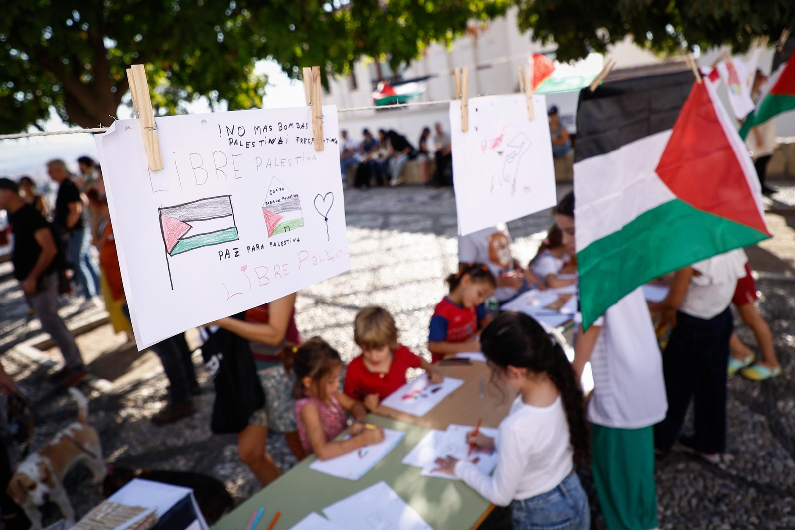 Lágrimas frente a la Alhambra, en imágenes: así se han leído en Granada los nombres de los niños muertos en Gaza