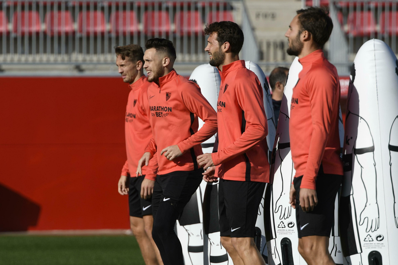 De Jong, Ocampos, Franco Vázquez y Gudelj esperan para iniciar un ejercicio en la sesión de ayer.