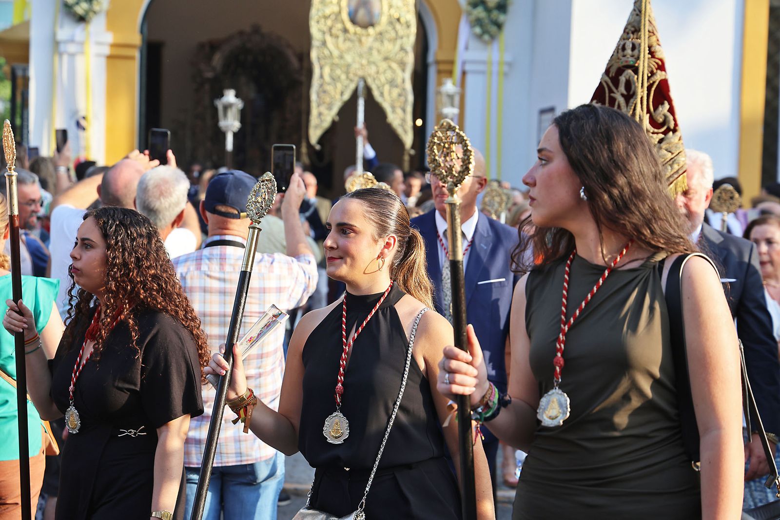 Imágenes del Rosario Jubilar rociero celebrado por las 25 hermandades filiales de la Matriz de Almonte en La Merced