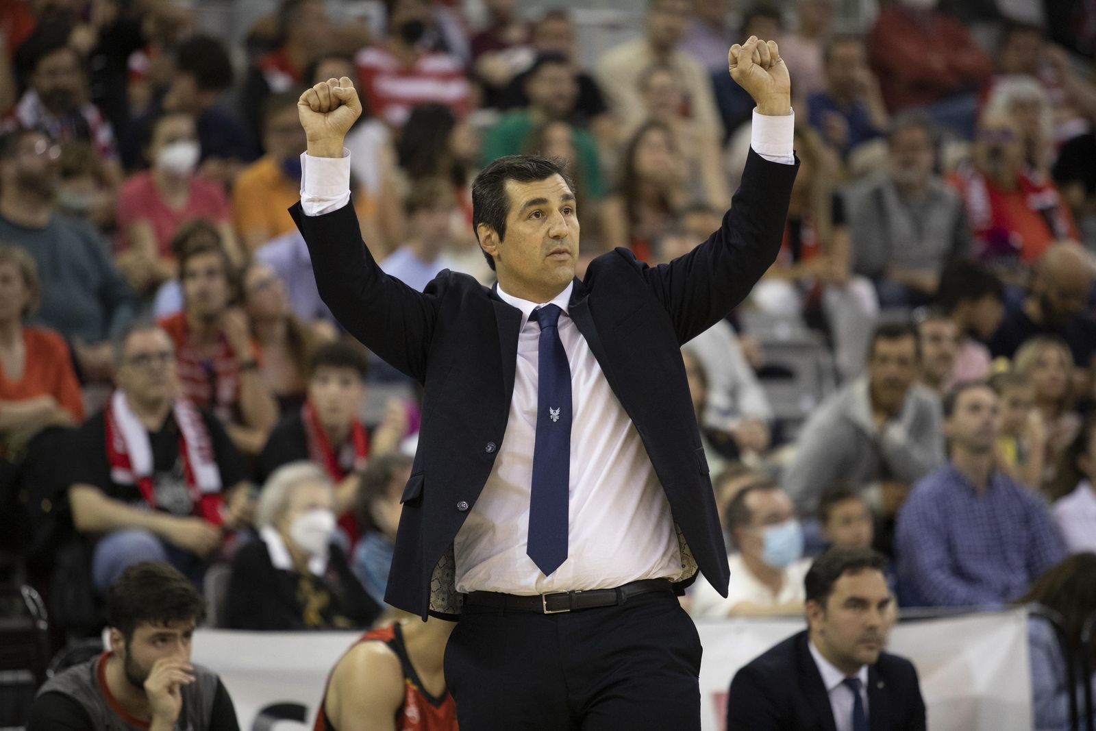 Pablo Pin señala una jugada a sus jugadores en el Palacio de Deportes.