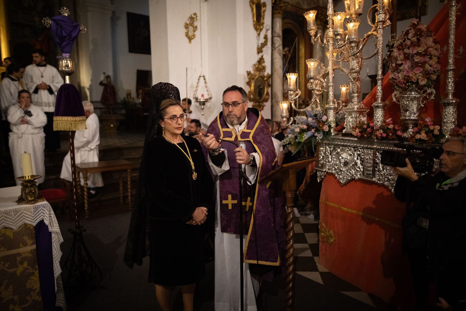 Fotos: La lluvia agudiza el dolor de los granadinos al impedir la salida de Dolores