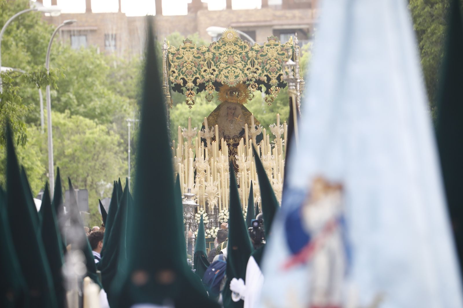 Jueves Santo en Córdoba: La procesión de la Sagrada Cena, en imágenes