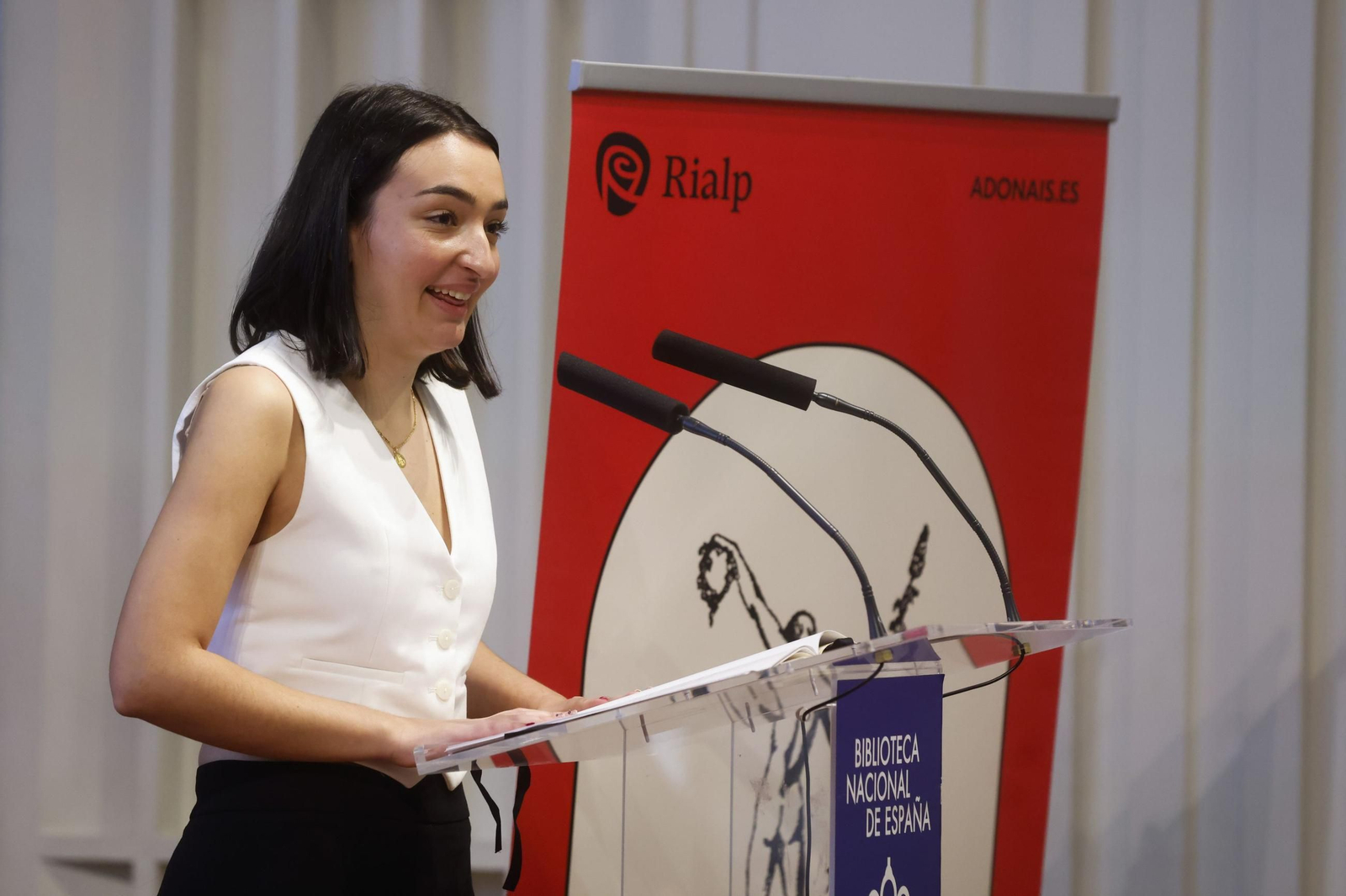 Elisa Fernández Guzmán, ganadora del Premio Nacional de Poesía Joven Miguel Hernández 2025.