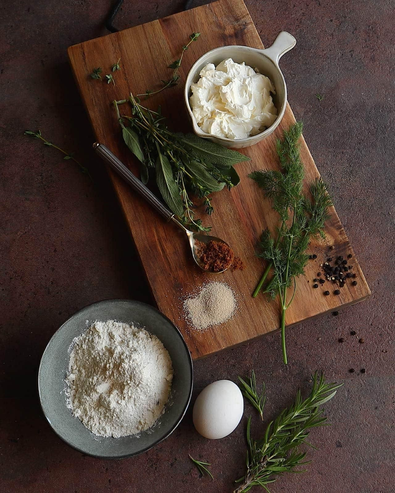 Panecillos de hierbas con salmón.