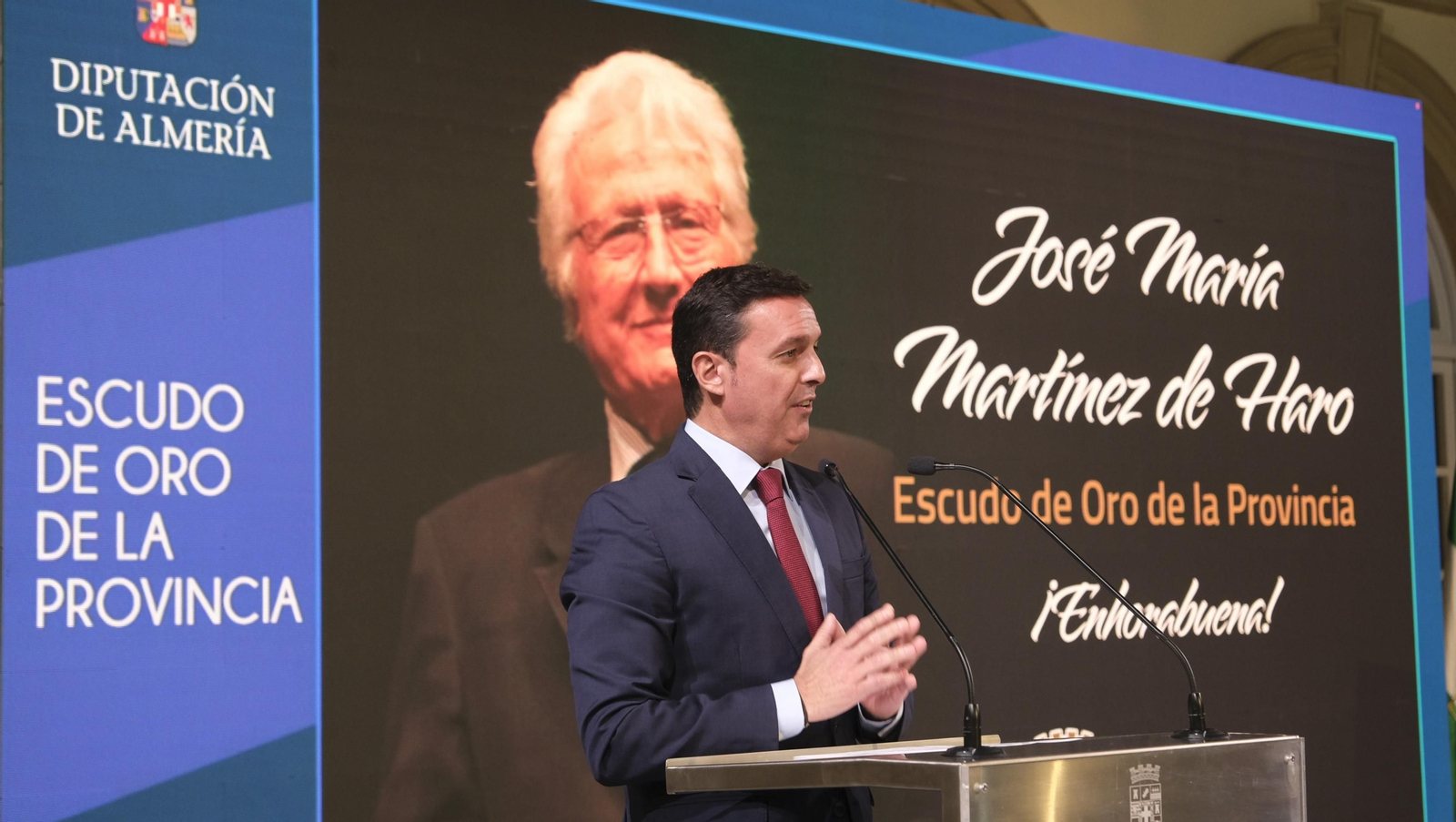 Imágenes de la entrega del Escudo de Oro de la Provincia de Almería a José María Martínez de Haro