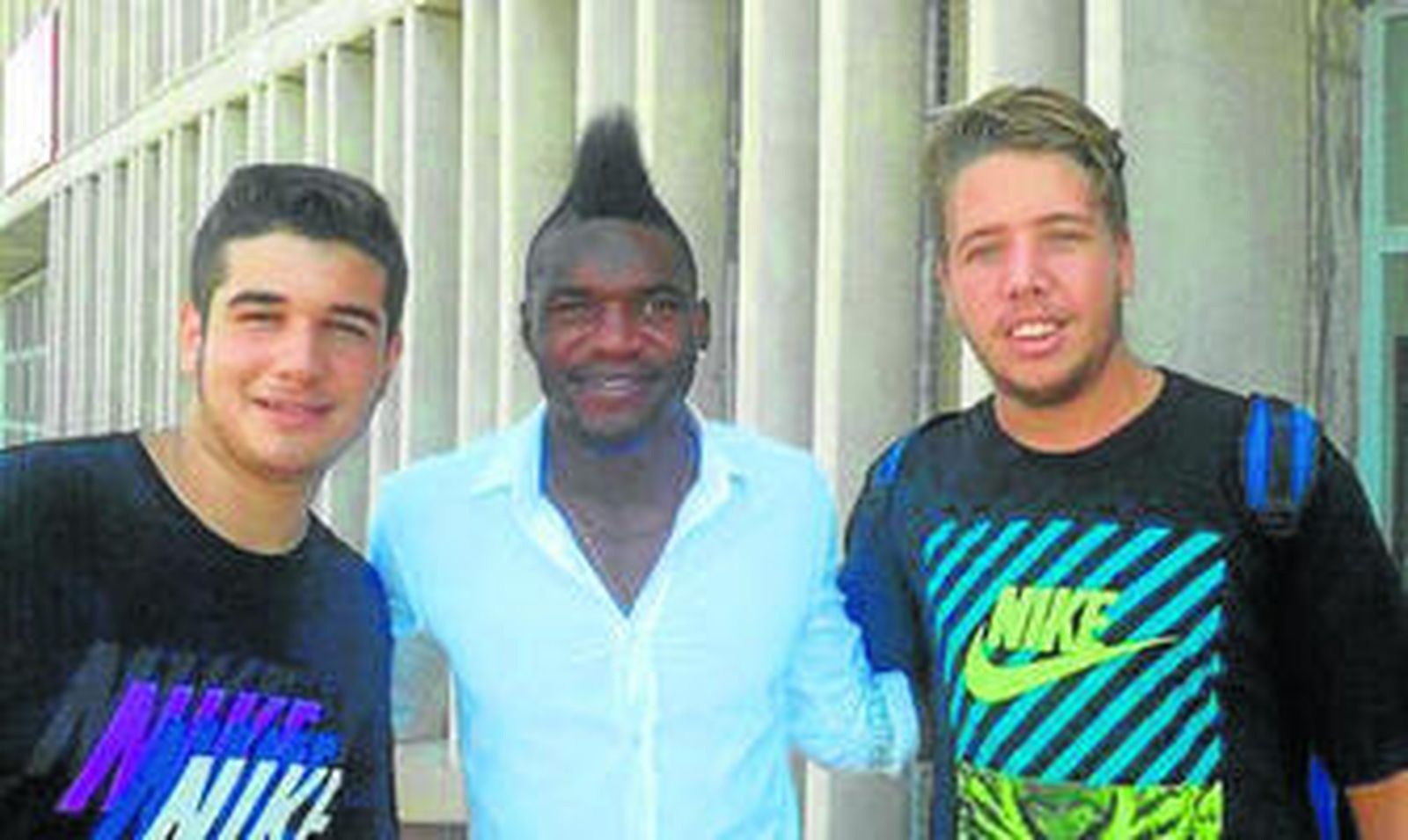 Thievy y Alfonso García posan con la nueva zamarra del ariete.