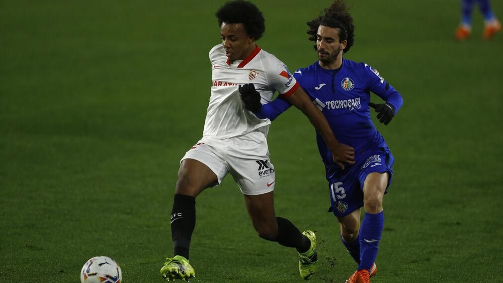 Koundé se va con fuerza de Cucurella.