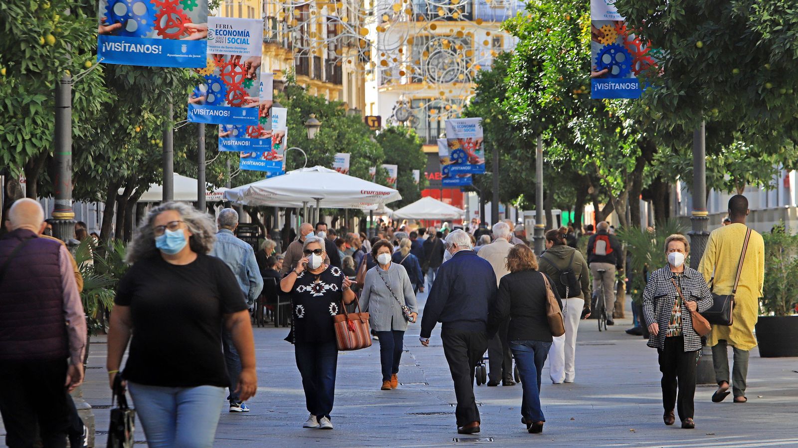 Ciudadanos en la calle Larga con mascarillas, cuyo uso mantiene la mayoría por precaución.
