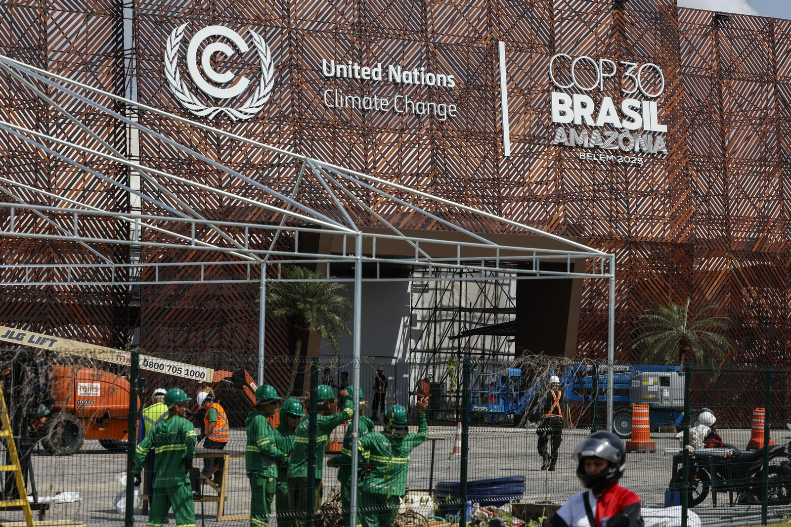 Trabajadores en el centro de convenciones Parque da Cidade, en Belém (Brasil), donde se celebrará la COP30. Trabajadores en el centro de convenciones Parque da Cidade, en Belém (Brasil), donde se celebrará la COP30.