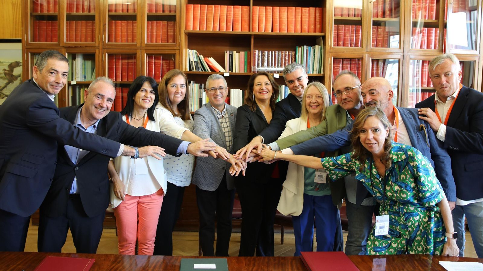 Firma histórica de la 'primera piedra' de las canalizaciones, hace una semana.