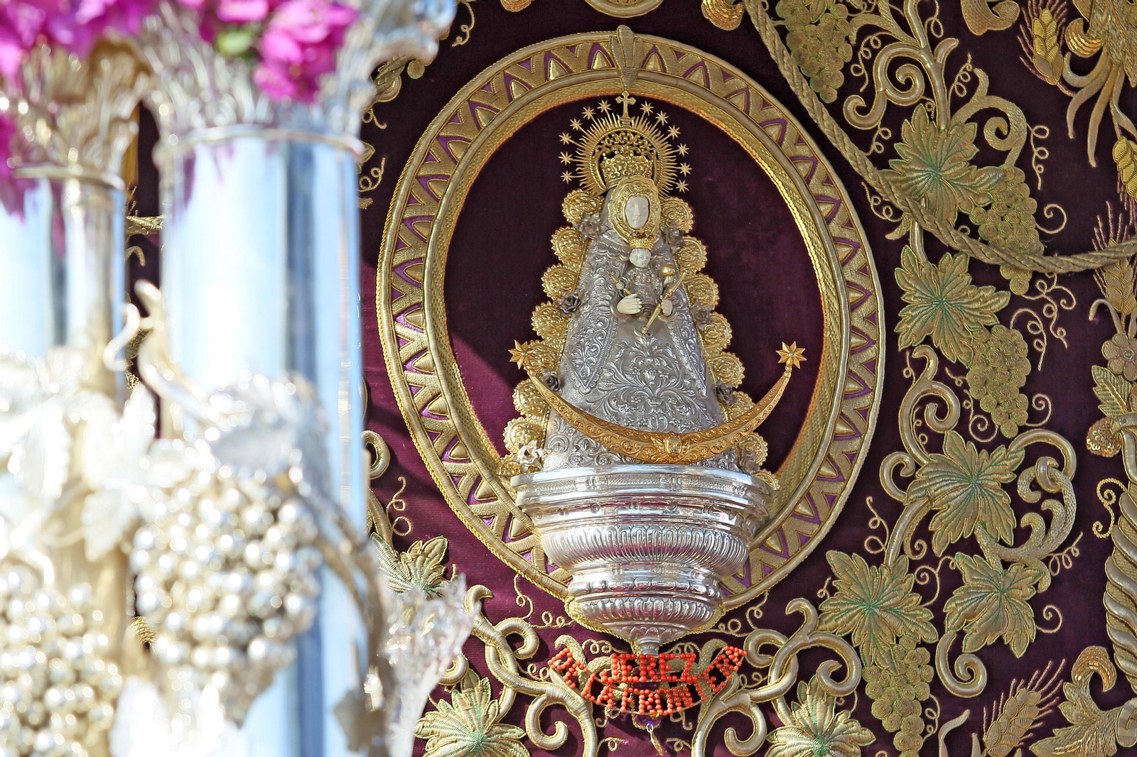 Primer plano de la imagen de la Virgen del Rocío en el Simpecado de Jerez.