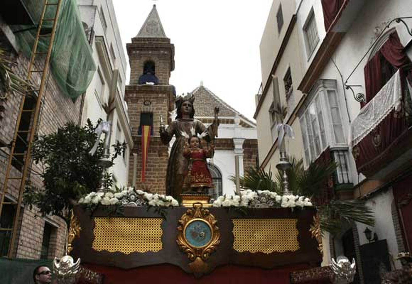 El Mentidero, Santa María y La Viña vivieron sus procesiones eucarísticas este fin de semana./ Fotos: Almudena Torres

Foto: Almudena Torres