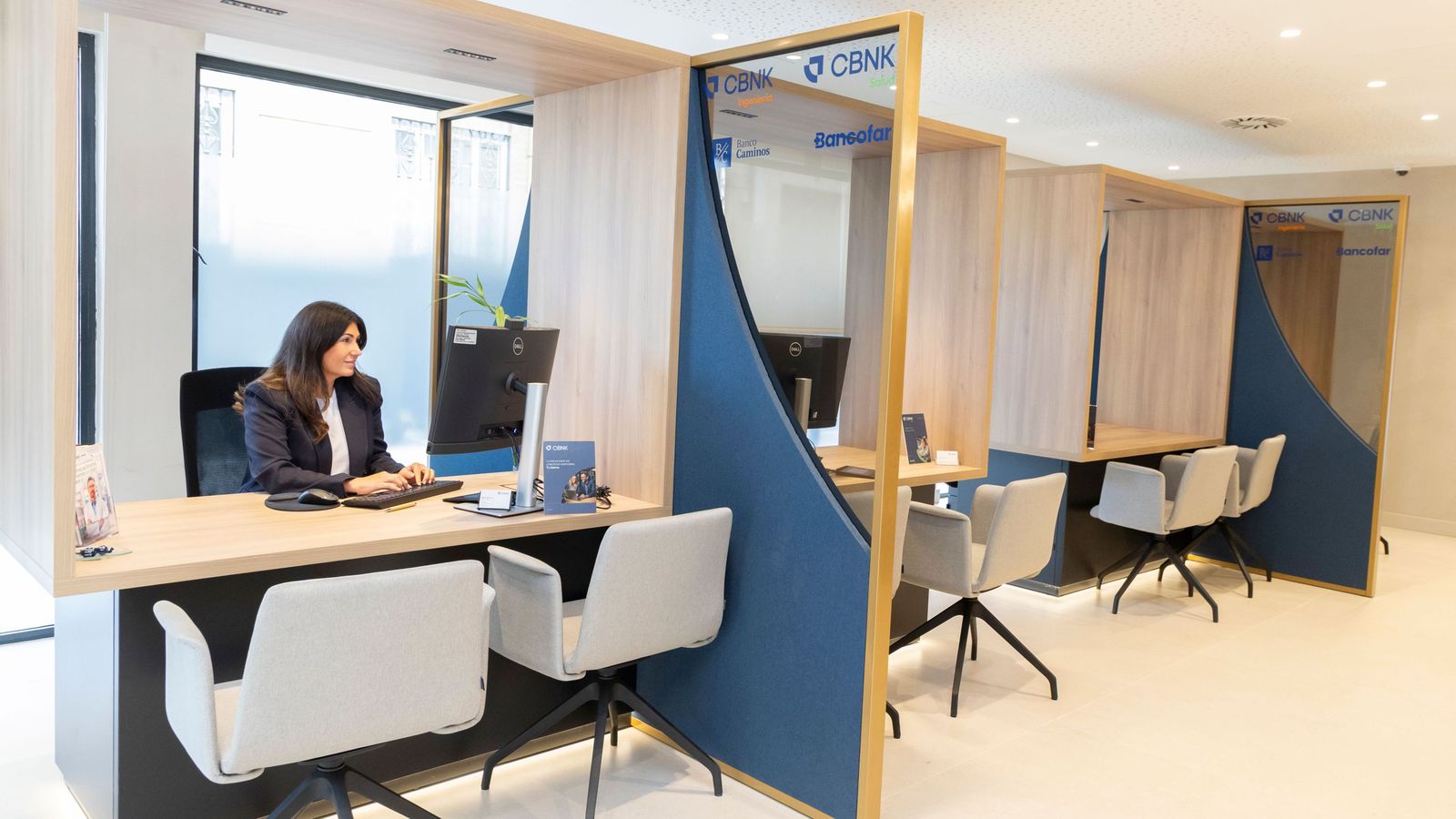 Interior de la nueva oficina bancaria en Sevilla.