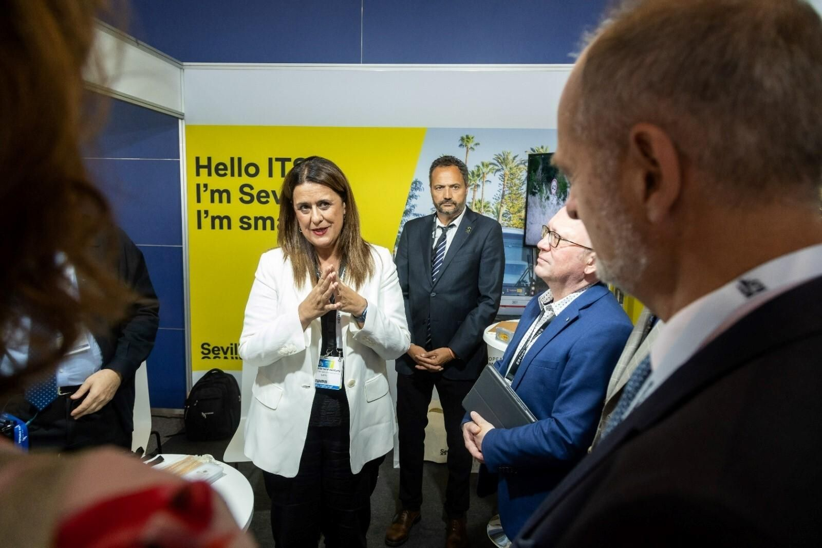La delegada de Presidencia y Hacienda, Sonia Gaya, junto con el equipo de la Sevilla City Office, han encabezado la delegación que ha acudido a Lisboa para defender la candidatura de Sevilla