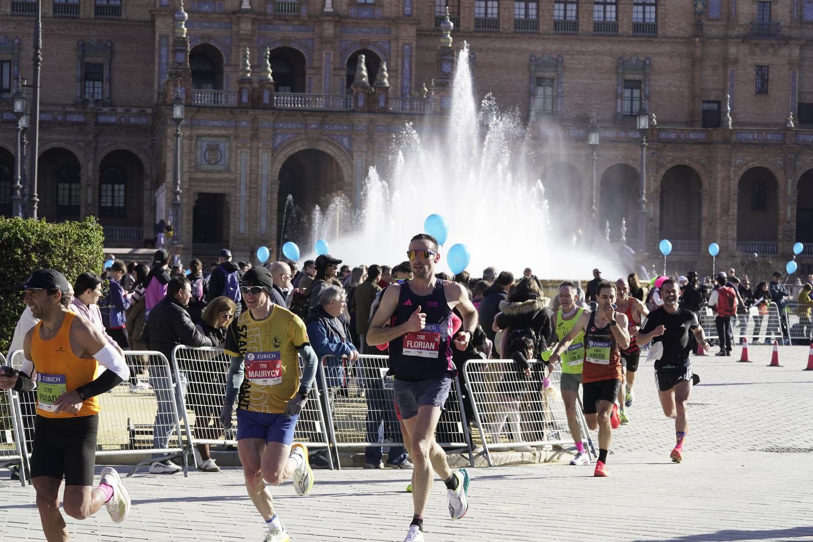 El Zúrich Maraton de Sevilla 2026 en la Plaza de España, galería 1
