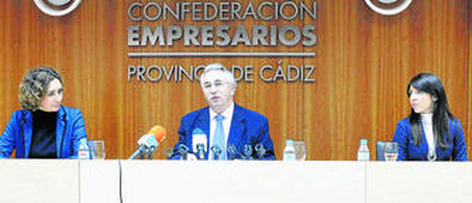 Los responsables de la Confederación de Empresarios de Cádiz, durante la presentación del estudio ayer en la capital.