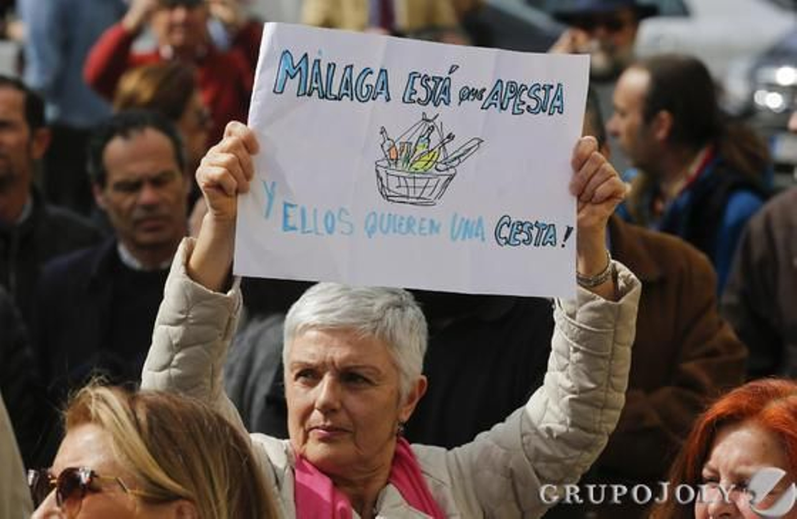 Una mujer sostiene una pancarta en la protesta en contra de la actitud de los empleados de la empresa mixta de limpieza.

Foto: Javier Albiñana