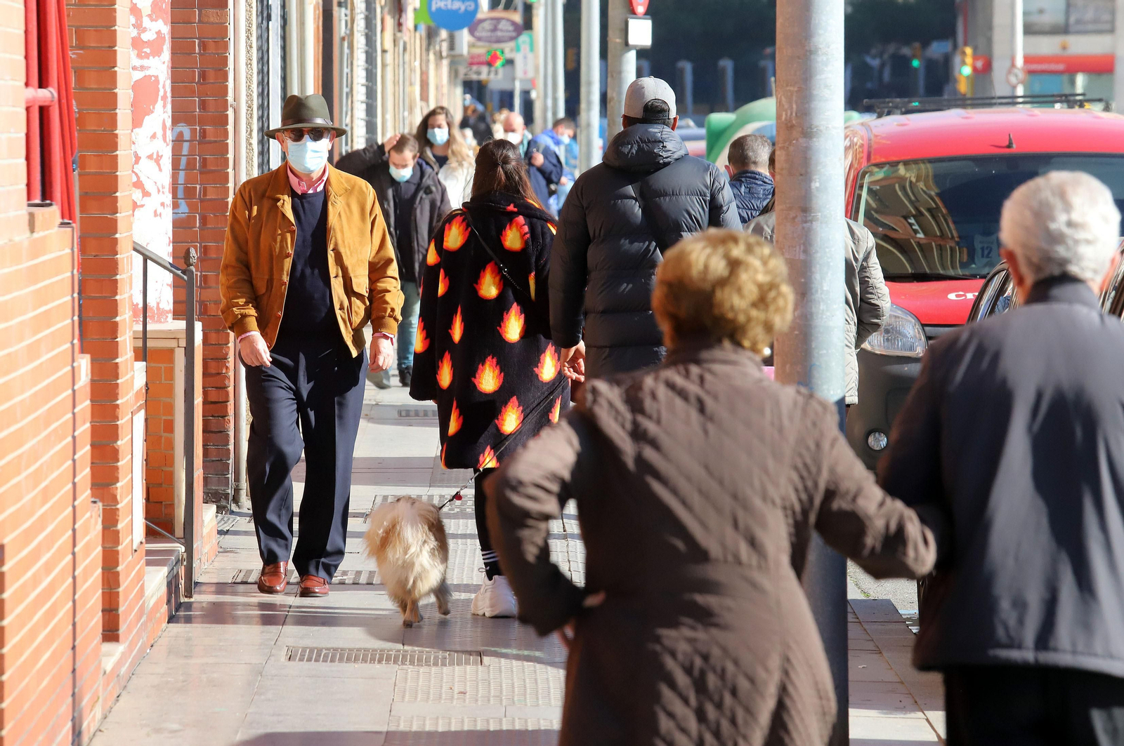 Ambiente en una calle de la capital onubense.