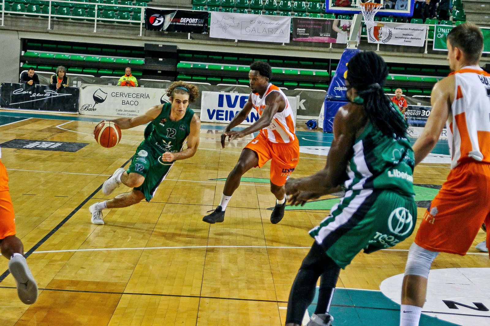 Guillermo Corrales supera por velocidada Axel Louissaint, en el duelo del Cáceres ante el Leyma Coruña.