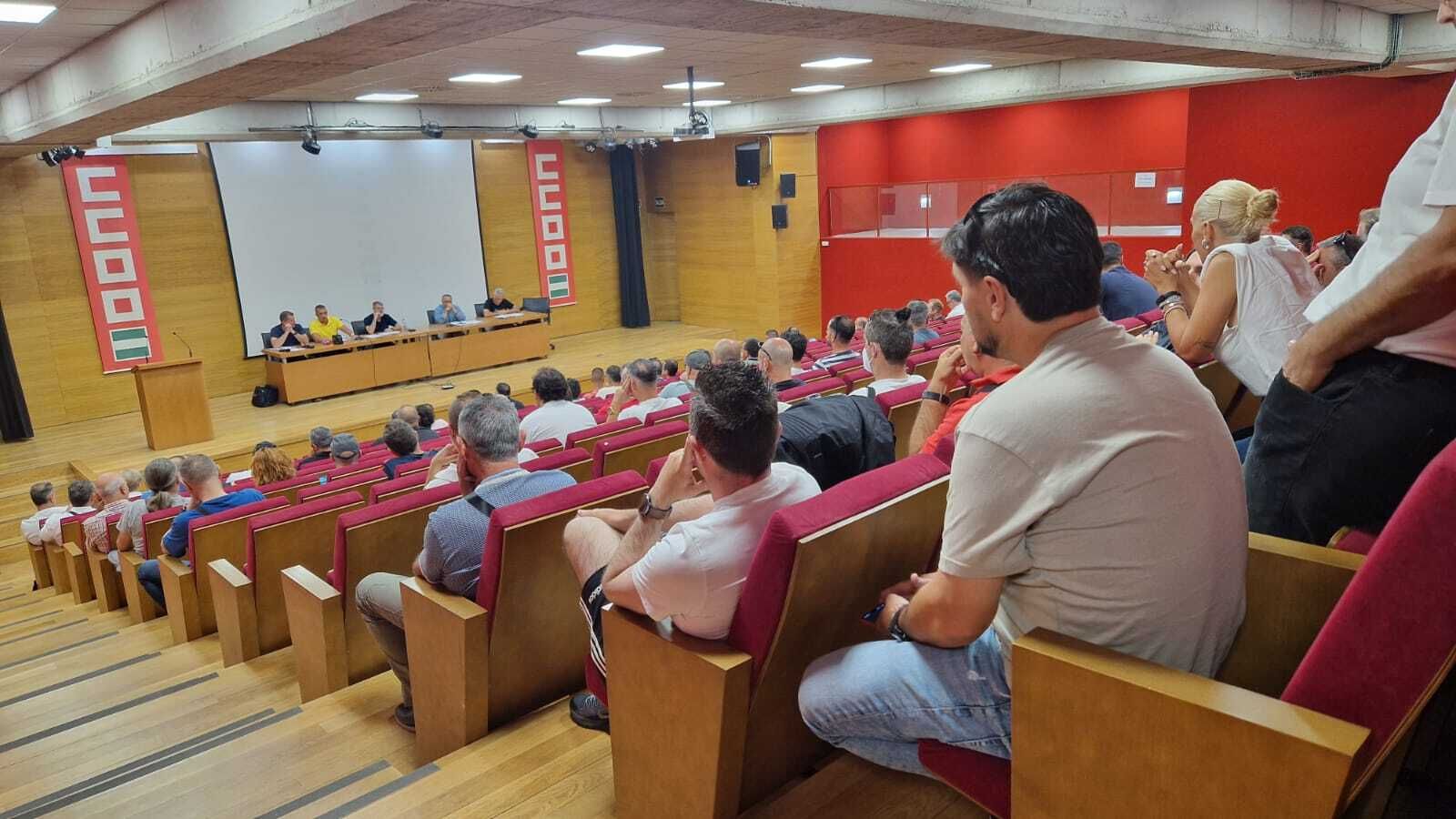 Asamblea de trabajadores celebrada esta mañana para informar del preacuerdo.