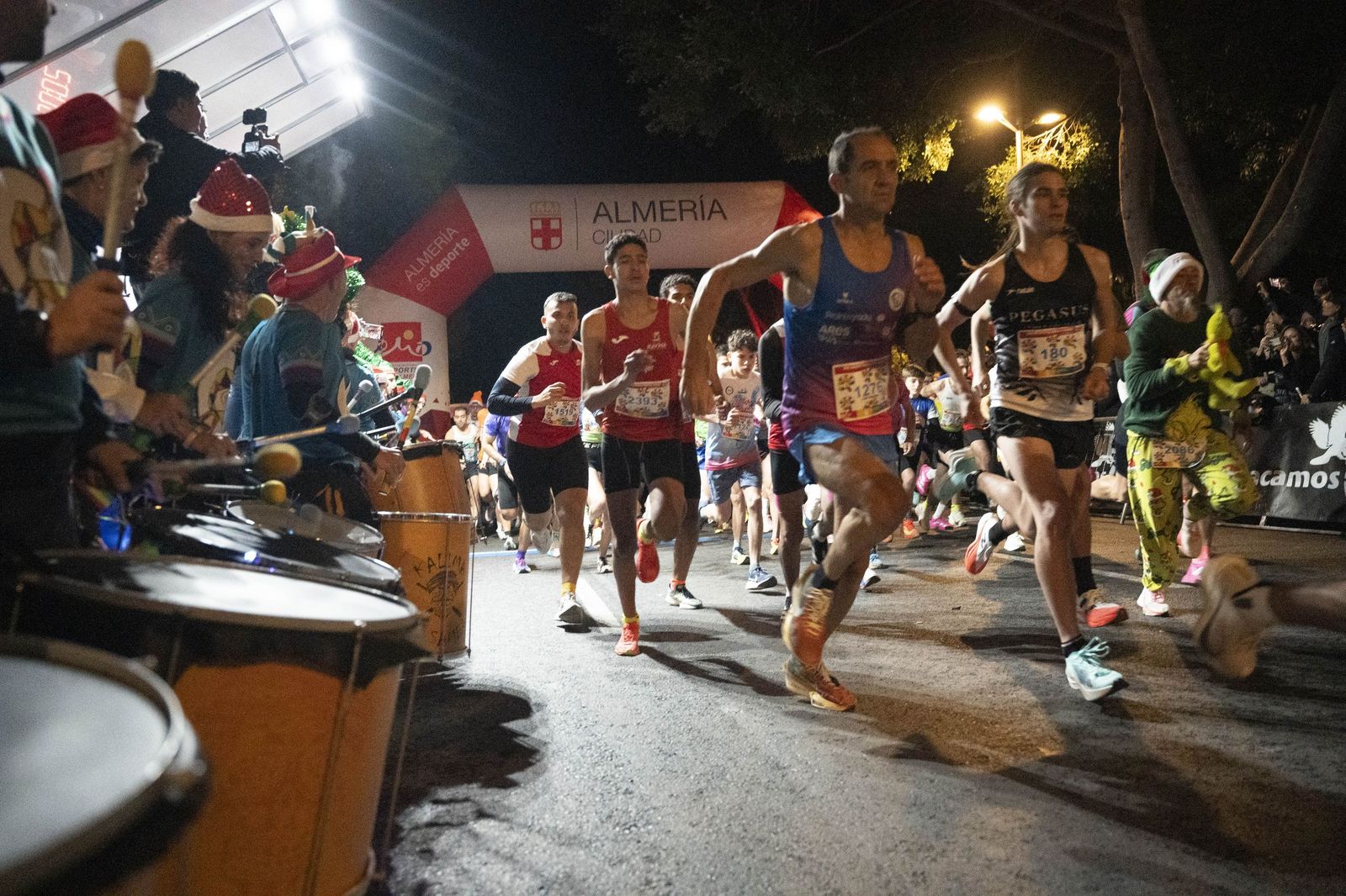 Almería corre y celebra su memoria olímpica en una San Silvestre de récord