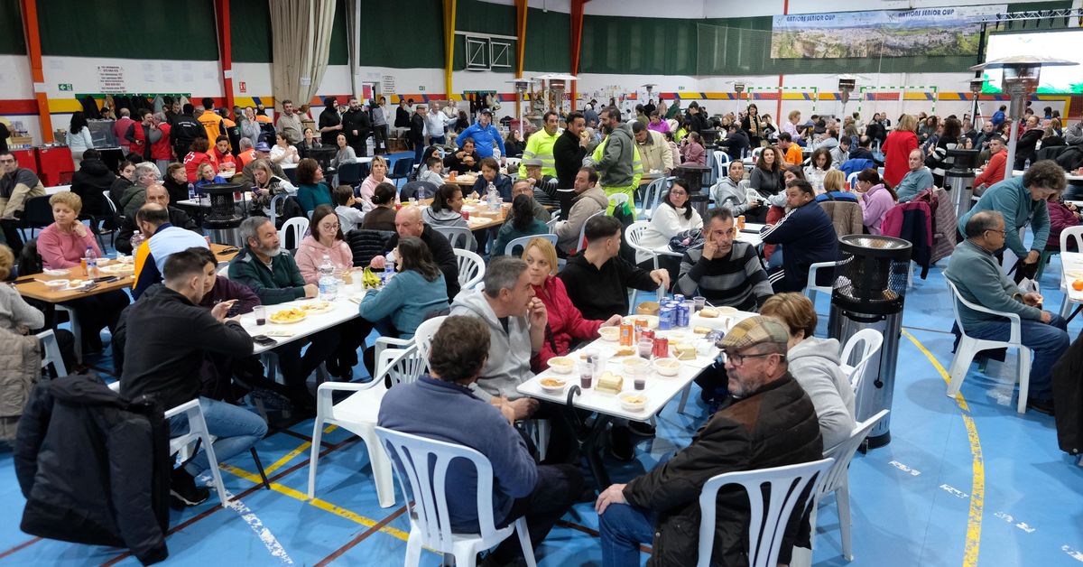 José María García, desalojado: "Me levanto y me vengo para el pabellón con mis vecinos, es como la plaza del pueblo"